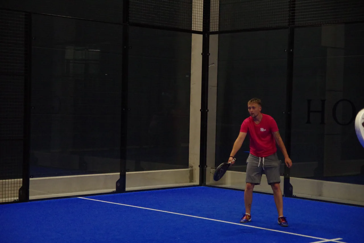 Padeliteraapia mängija on väljakul löögiks valmis